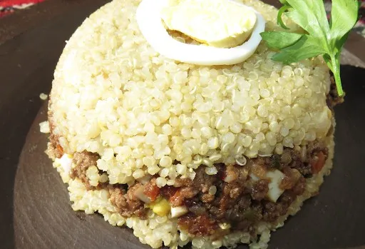 quinoa arroz tapado with sliced onion on top